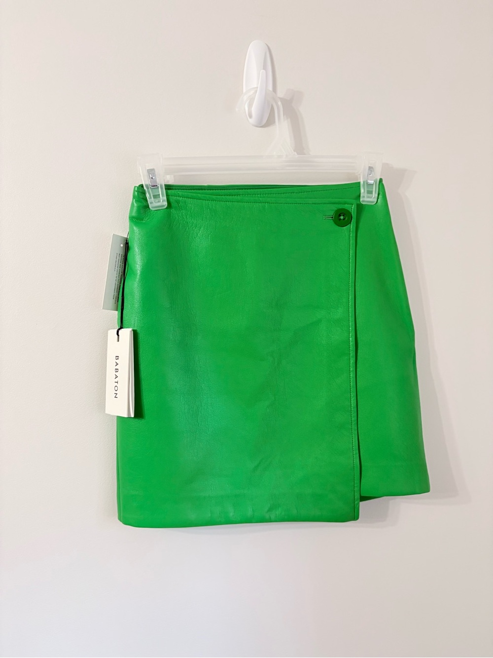 NWT ARITZIA BABATON Vicinity Kelly Green Faux Leather Wrap Mini Skirt 00 Chic - Picture 2 of 4
